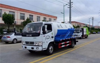 东风多利卡5方吸污车