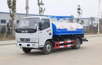 东风小多利卡5方吸粪车